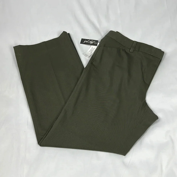 Lord & Taylor Women’s 14 Petite Chelsea Slightly Flare Pant New - Picture 1 of 10